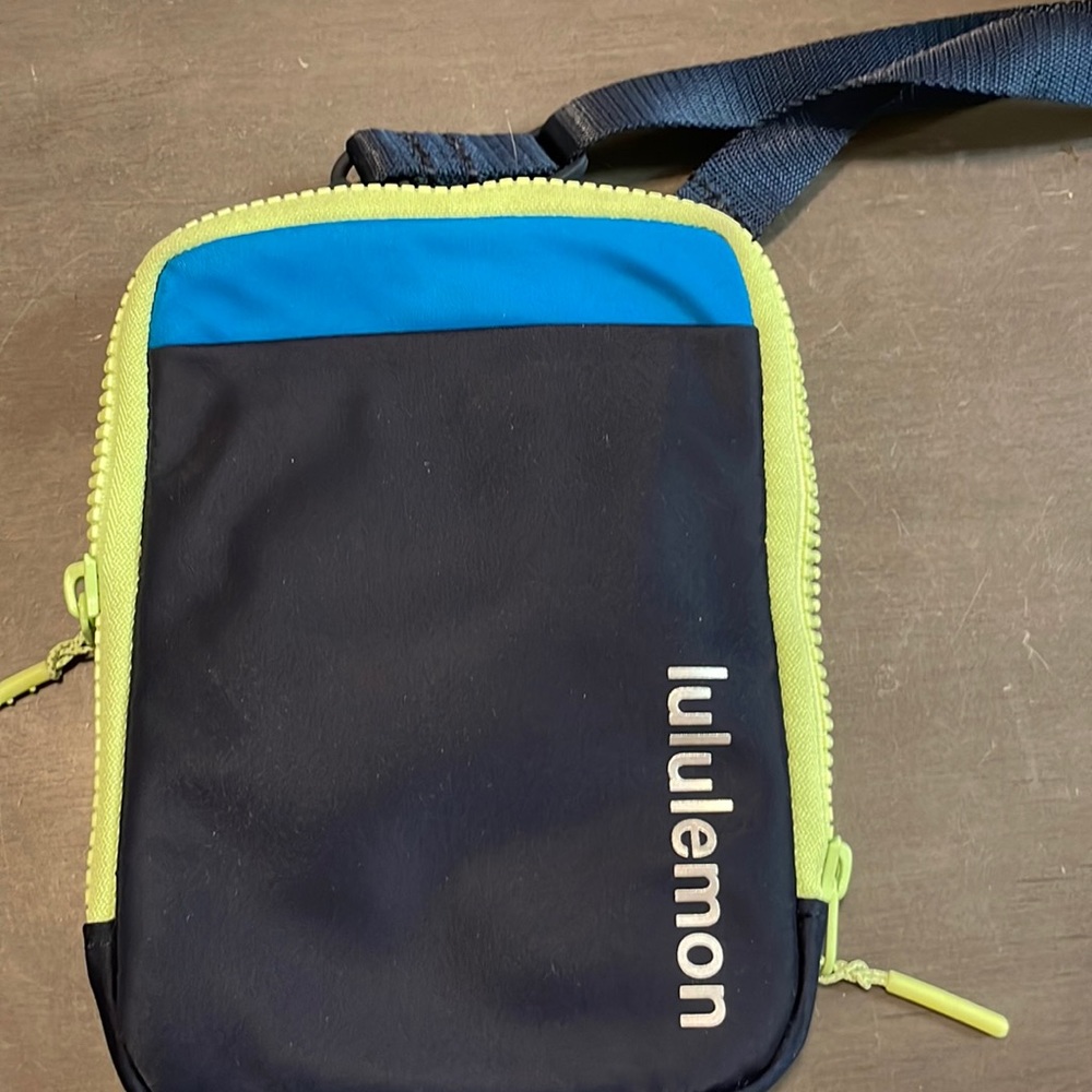 Lululemond easy access crossbody bag